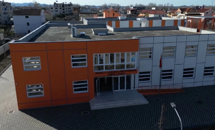 Ministrja e Arsimit uron 7-Marsin nga një shkollë e rindërtuar pas tërmetit në Durrës: Vitin e ardhëm do të jenë gati shkolla të tjera