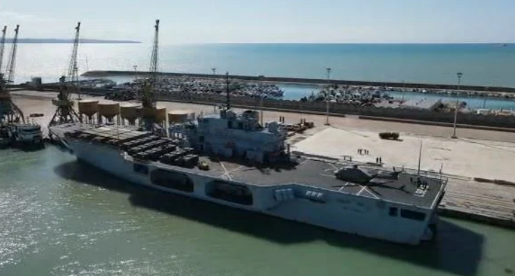 Mbërrin në portin e Durrësit anija luftarake “San Marco”, sjell mjete ushtarake për KFOR