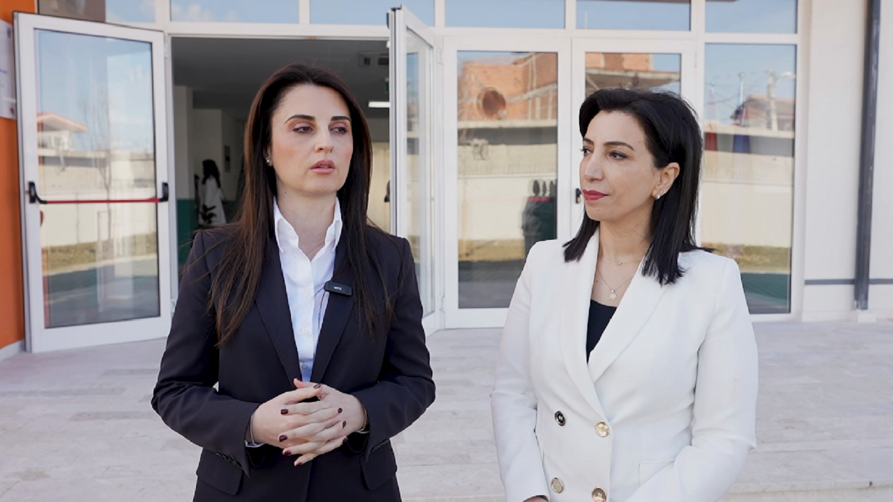 Kryetarja e Bashkisë dhe ministrja e Arsimit vizitë në një shkollë të sapo përfunduar në Durrës