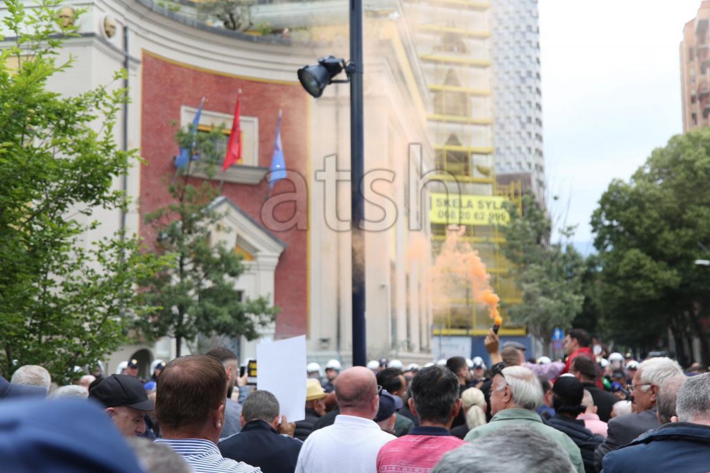 Opozita protestë para bashkisë së Tiranës, flakadanë dhe molotov drejt godinës