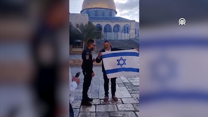 Kolonët fanatikë hebrenj bastisin Xhaminë Al-Aksa dhe provokojnë duke ngritur flamurin izraelit