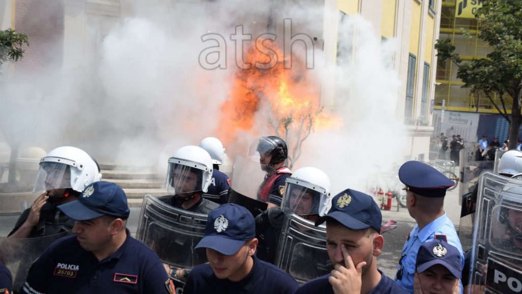Molotovë në protestën e opozitës tek bashkia e Tiranës