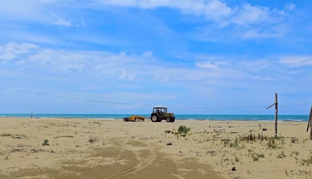 Rama ndan pamje nga pastrimi i plazhit në Darëzezë: Turizmi bregdetar të nisë sa më mbarë