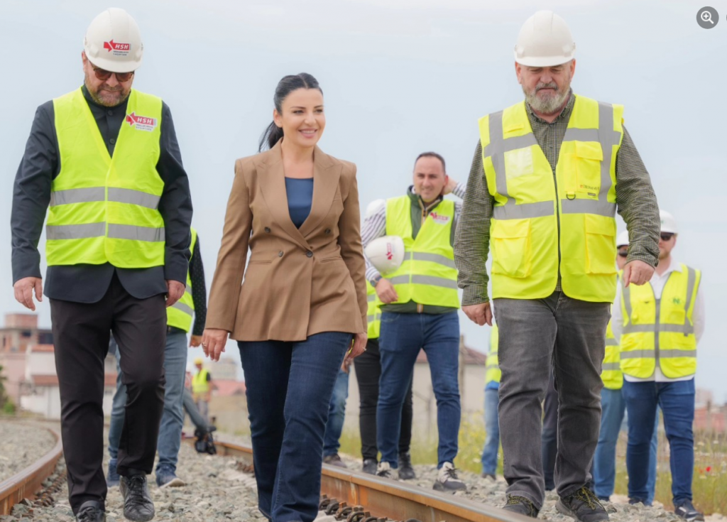 Balluku inspekton punimet për hekurudhën Tiranë-Durrës: Rijetësojmë sektorin, projektet do të vijojnë
