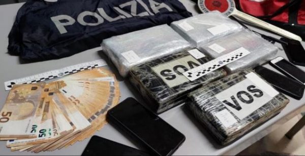 Kapet me 6 kg kokainë dhe 3000 euro cash duke drejtuar një kamion, arrestohet shqiptari në Itali
