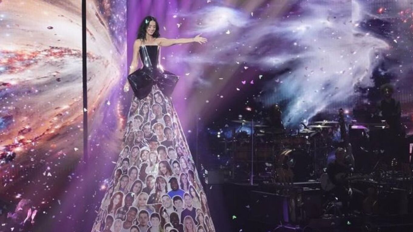 Katy Perry shfaqet në finalen e American Idol me një fustan me fotot e 168 konkurrenteve