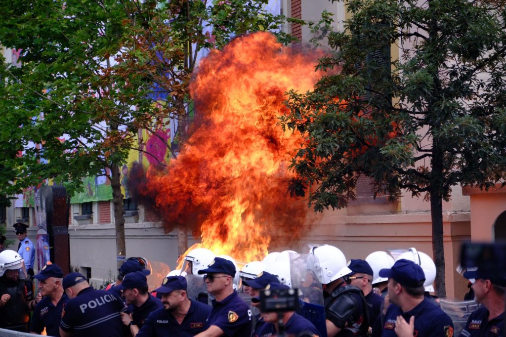 Protesta e opozitës te bashkia, hidhen molotovë e flakadanë