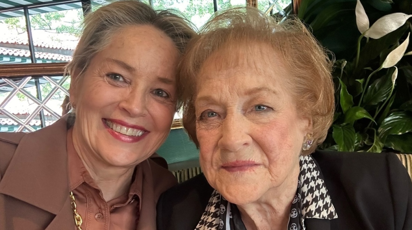 Sharon Stone poston foto me nënën e saj 91-vjeçare në Instagram: Bukuri natyrore