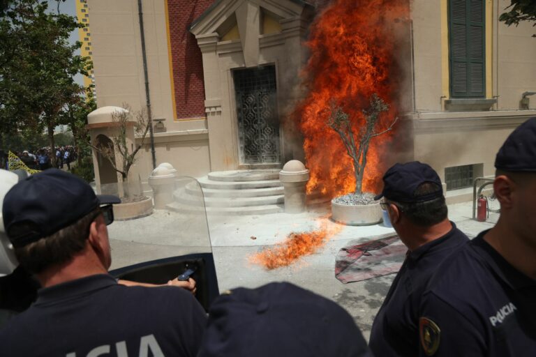 Sot protesta e opozitës para Bashkisë së Tiranës, policia me plan masash: Rrugët që do të bllokohen