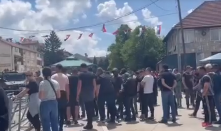 Tensionohet situata në Leposaviq, sulmohen nga persona të maskuar gazetarët