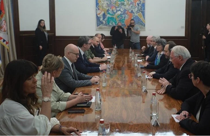 Vuçiç me ambasadorët e QUINT-it: Komuniteti ndërkombëtar të reagojë ndaj politikave të institucioneve të Prishtinës