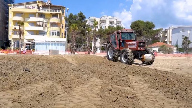 Rama publikon pamje nga plazhi i Durrësit: Po punohet për shtrirjen e shtresave të rërës dhe dezinfektimin sezonal, presim më shumë turistë
