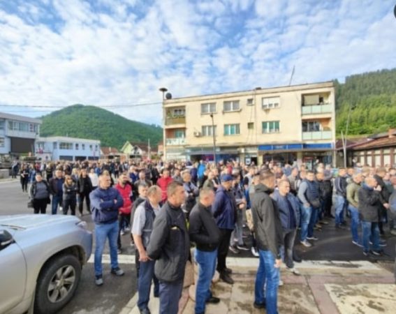 Tensionet në veri të Kosovës, kryekomunari i ri e kalon natën në zyrë