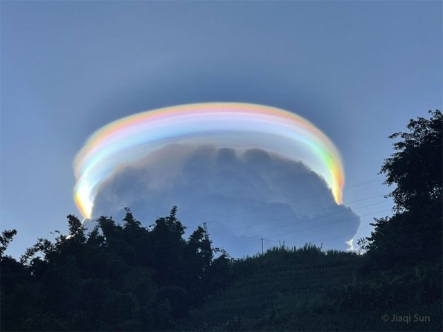 Publikohen pamjet mbresëlënëse/ Ylberi në re, fenomeni i jashtëzakonshëm natyror mahnit botën