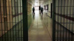 Të burgosurit në kushte “mjerane”/ Raporti i Avokatit të Popullit: Mungesë trajtimi mjekësor, qeli me lagështirë, pa ajër