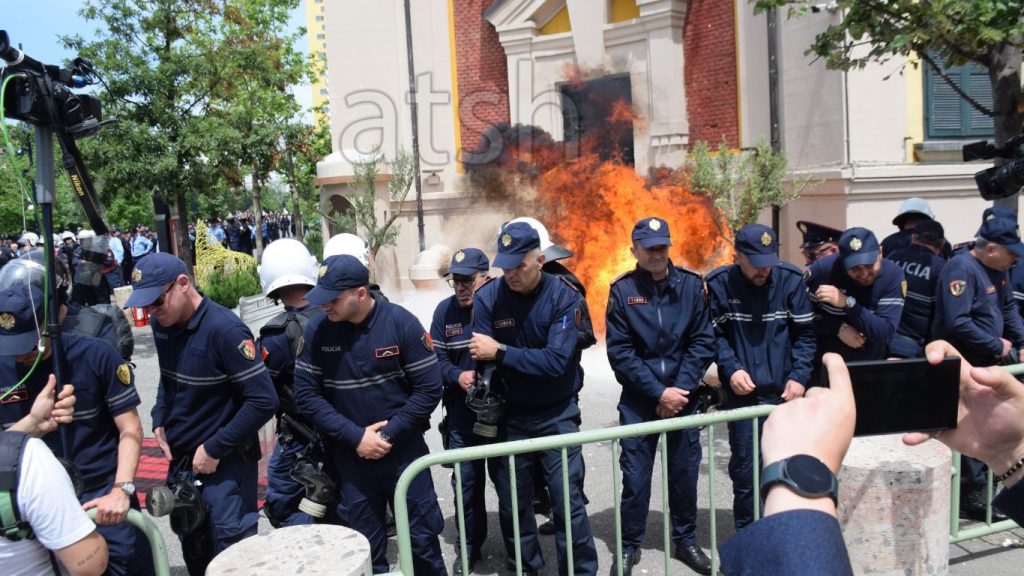 Sërish molotovë në protestën e opozitës para bashkisë së Tiranës