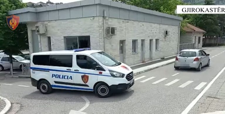 U kap duke transportuar emigrantë të paligjshëm, arrestohet 31-vjeçari në Gjirokastër