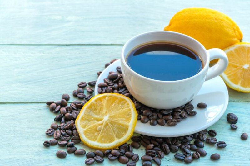 Cilat janë përfitimet e pirjes së kafesë me limon