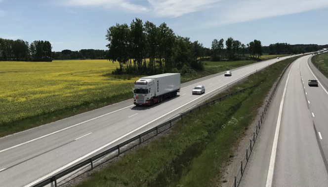 Suedia ndërton autostradën e parë të elektrizuar në botë për karikimin e makinave në lëvizje.