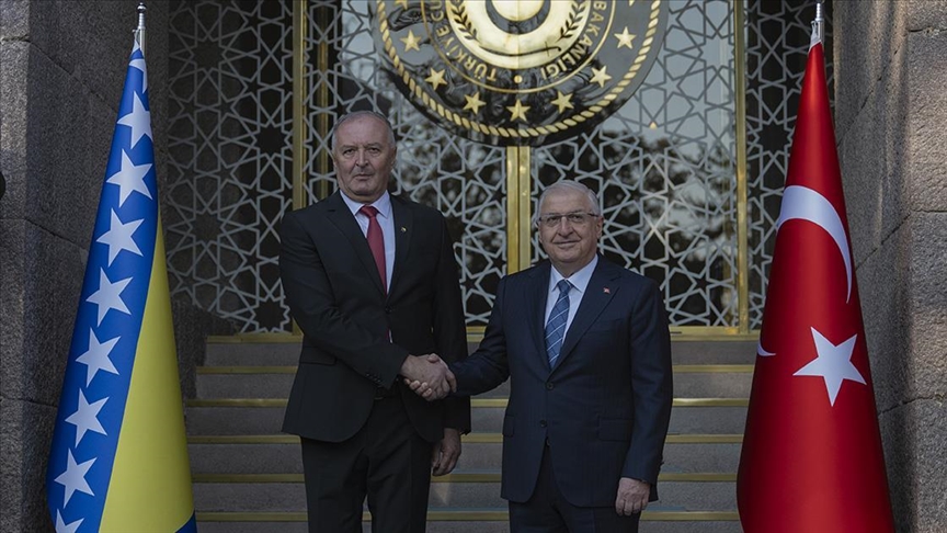 Ministri turk i Mbrojtjes pret me ceremoni zyrtare homologun nga Bosnjë e Hercegovina