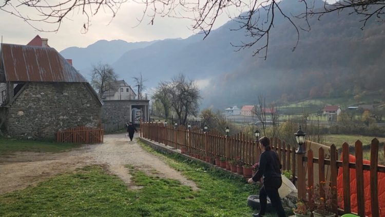 Majat e alpeve “pushtohen” nga turistët, banorët kthejnë shtëpitë në bujtina për të pritur vizitorët