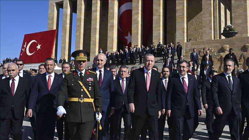 Zyrtarë shtetërorë të udhëhequr nga presidenti Erdoğan vizituan Anıtkabir-in