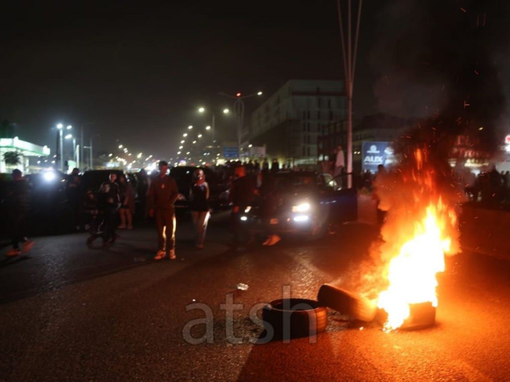 Përplasje me policinë në protestën në Tiranë e Elbasan, digjen koshat në ish-sheshin “Shqiponja”