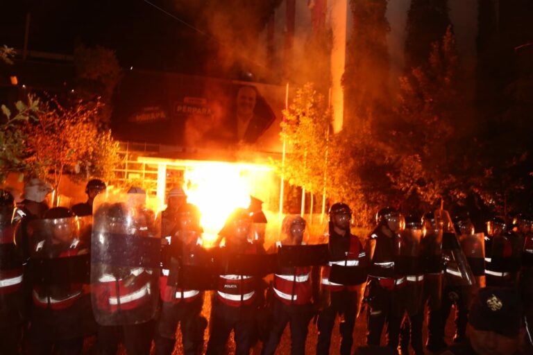 Tre orë mosbindje civile, opozita mbyll protestën në Tiranë