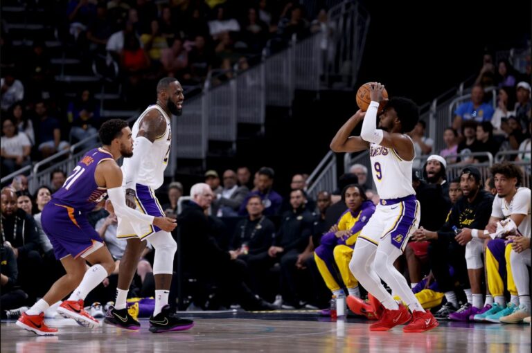 Babë e bir së bashku, moment historik në NBA, James luan bashkë me të birin