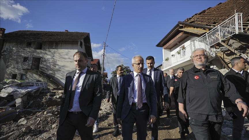 Ministri turk Uraloğlu në zonën e përmbytur në BeH: Nuk do t'ju lëmë vetëm, kontejnerët e strehimit tashmë në rrugë