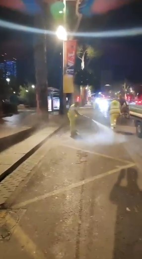 Punonjësit e bashkisë në terren, nis pastrimi i dëmeve të shkaktuara nga protesta e opozitës