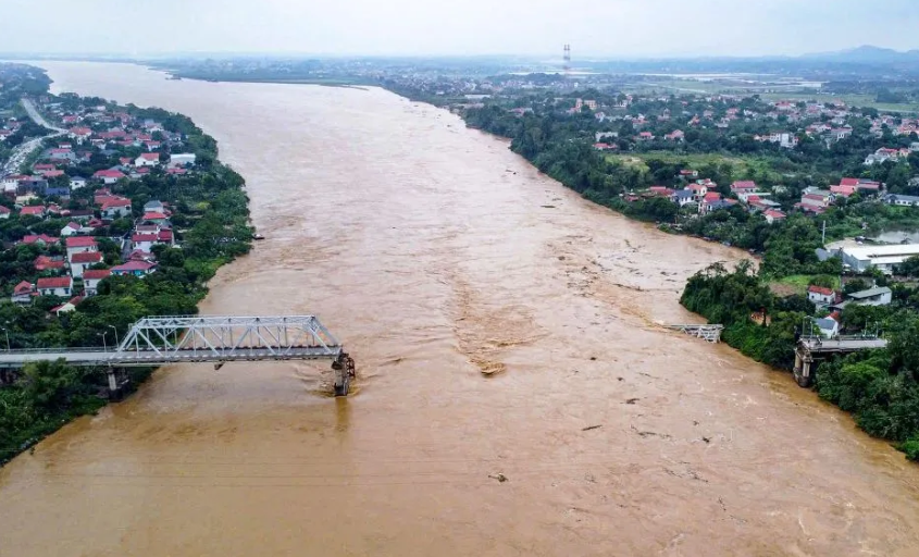 Shembet ura bashkë me makinat në Vietnam, 13 të zhdukur