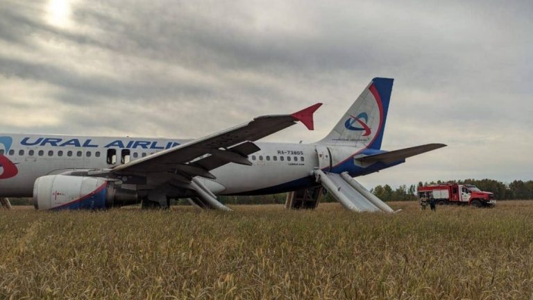 Një aeroplan me 159 pasagjerë bën ulje emergjente në një fushë në Rusi, ja çfarë ndodhi