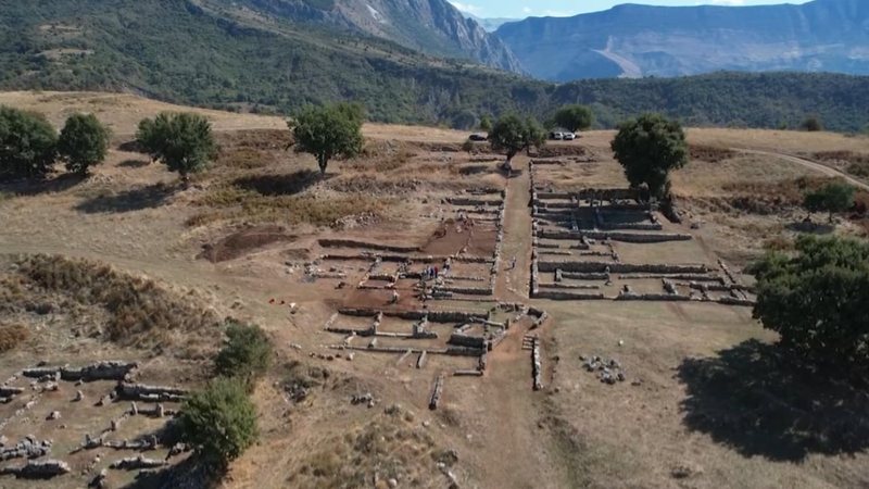 Zbulime arkeologjike të reja në Antigone/ Misioni shqiptaro-italian identifikon katër faza banimi përreth zonës së Agorasë