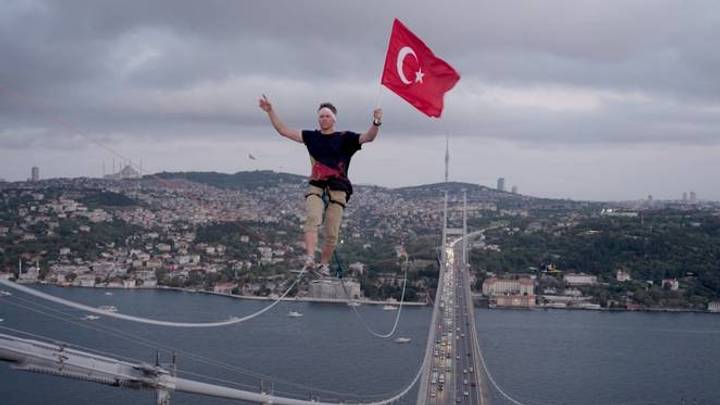 Dëshironi të ecni mbi litar midis kontinenteve? E mundur vetëm në Istanbul!