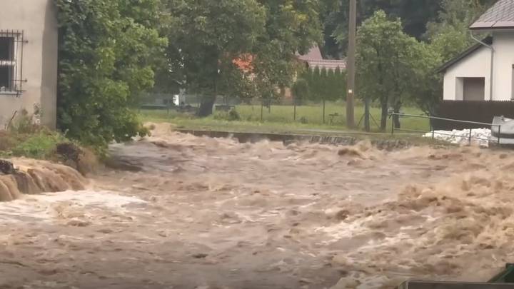 Përmbytje të mëdha në Çeki, evakuohen disa zona