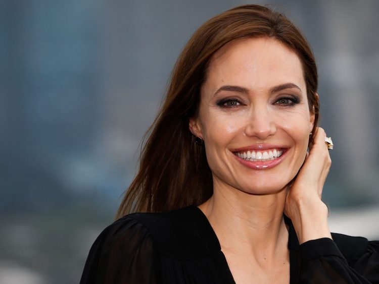 Angelina Jolie shkruan shqip dhe përmend Shqipërinë e Kosovën