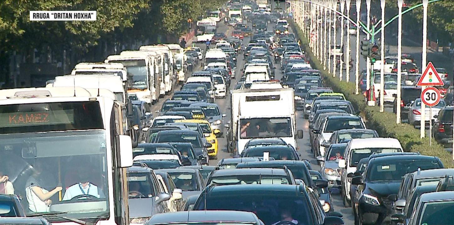 Trafiku në Tiranë/ Çdo mjet i parkuar gabim do të hiqet me karoatrec dhe do të bllokohet
