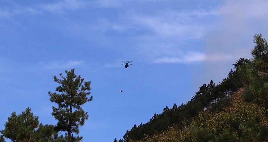 Helikopteri Cougar dhe 60 efektivë të FA angazhohen për shuarjen e zjarrit në Mirditë