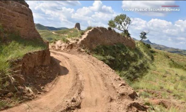 Dëmtohet Muri i Madh Kinez, banorët hapin vrimë me eskavator për të shkurtuar rrugën