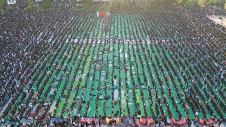 Sot Fitër Bajrami! Mijëra besimtarë myslimanë falin namazin në sheshin ‘Skënderbej’