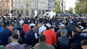 Falet namazi në sheshin e Flamurit në Vlorë, besimtarët myslimanë festojnë Fitër Bajramin