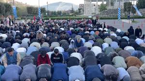 Fitër Bajrami në Lezhë! Besimtarët myslimanë falin namazin në sheshin “Gjergj Kastrioti”