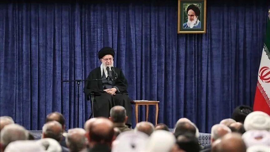 Khamenei i Iranit në hutben e Bajramit paralajmëron se Izraeli “do të ndëshkohet”