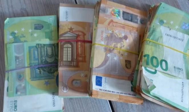 Gruaja gjen çantën me mijëra euro dhe e dorëzon në polici