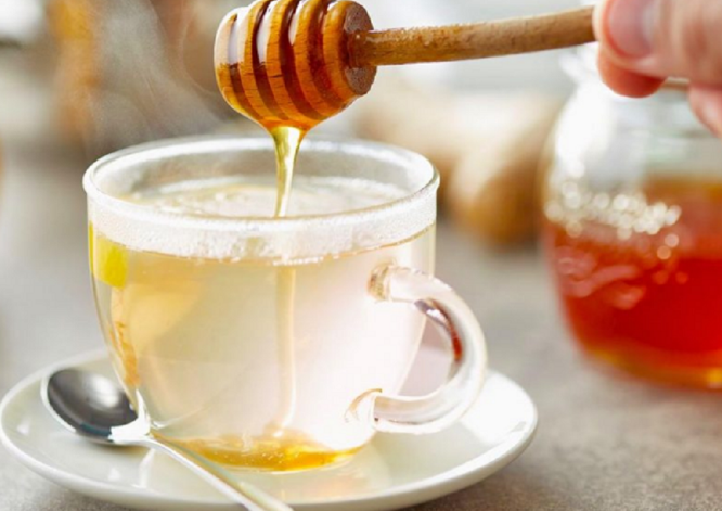Ujë, mjaltë e limon esëll në mëngjes për imunitet të fortë