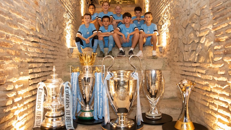 Vijnë në Tiranë 5 trofetë prestigjiozë të Manchester City, sot ekspozitë unike në Kryeministri! Ja kur mund t'i shihni