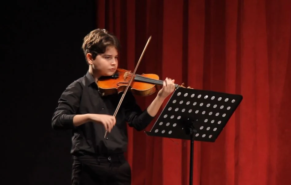 Gjirokastër, “Mes tingujve të dashurisë”, recitali i violinistit 16-vjeçar Martin Xuxi