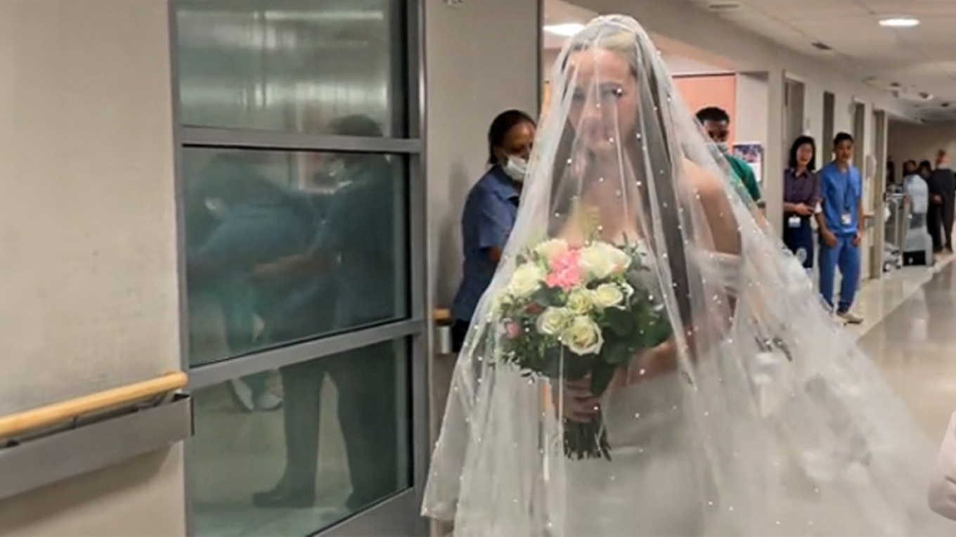 Video prekëse, vajza martohet në një spital të Nju Jorkut që babai ta shihte para se të vdiste
