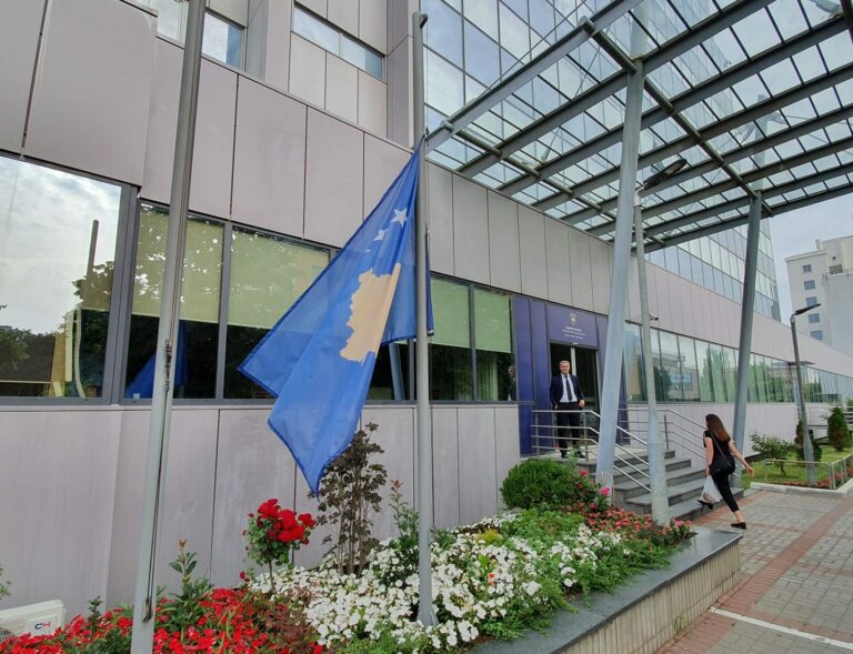 Flamujt në gjysmështizë! Vrasja e dy grave në pak ditë, sot ditë zie në Kosovë
